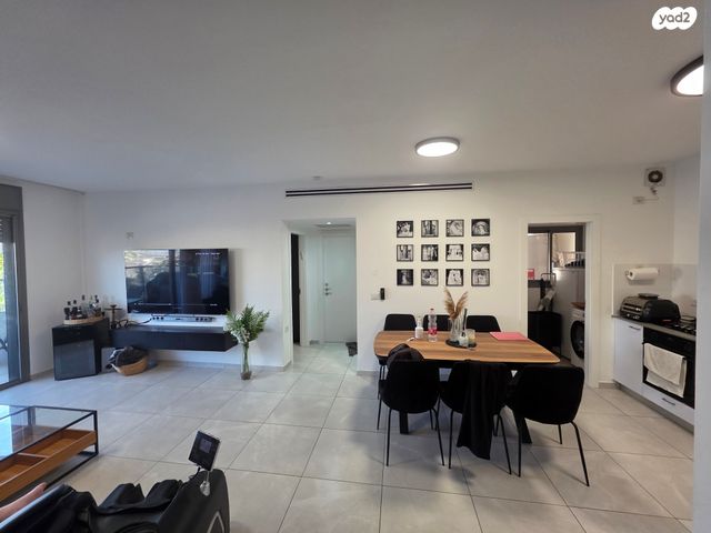 דירה, שיר השירים, גן יבנה מערב, גן יבנה