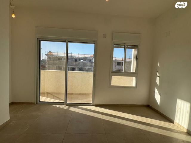 דו משפחתי, חורשת האקליפטוס, אדמית / יערית, שלומי