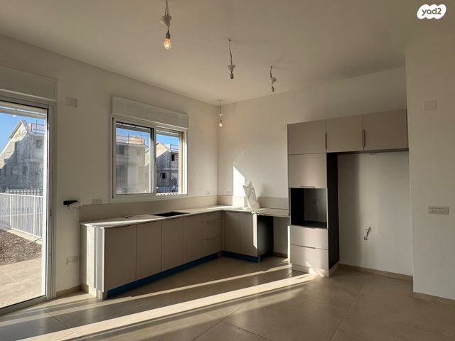 דו משפחתי, חורשת האקליפטוס, אדמית / יערית, שלומי