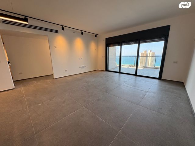 דירה, אמנון ליפקין שחק, נוף הטיילת, נתניה