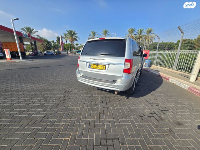 מודעת רכב קרייזלר גראנד וויאג'ר