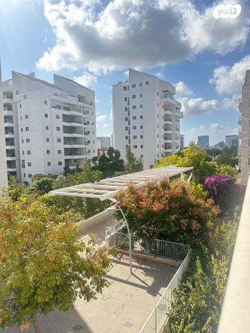 דירה, דובה ויצחק שיינפיין, כפר סבא הירוקה, כפר סבא