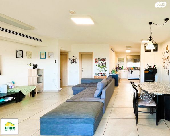 דירה, צור יצחק