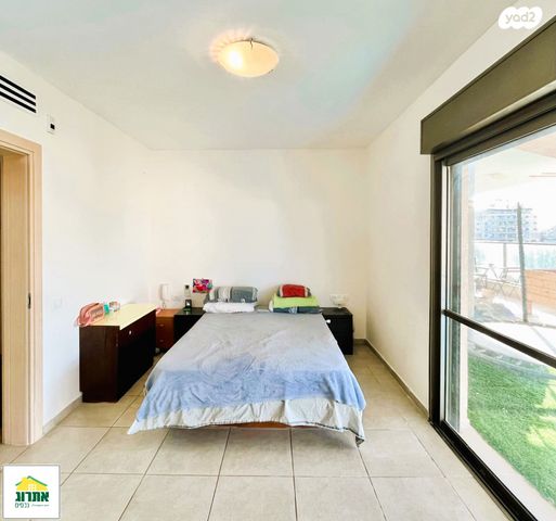 דירה, צור יצחק