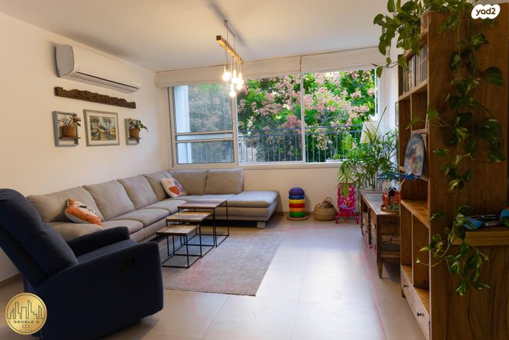 דירה, רבקה גובר, ראשונים, כפר סבא