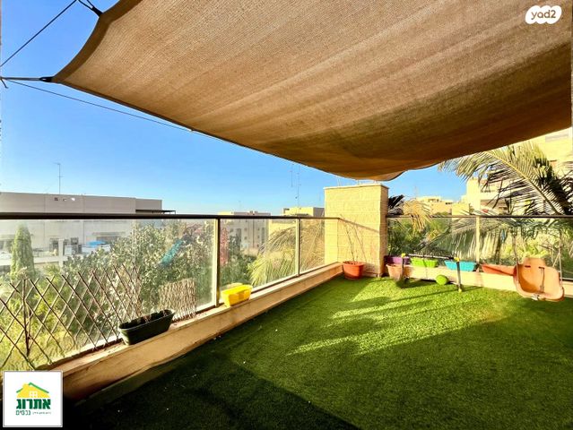 דירה, צור יצחק