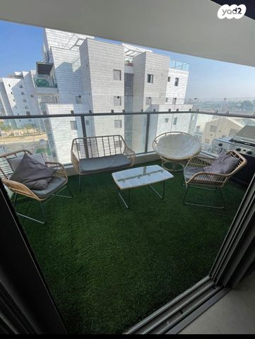 דירה, נעמי שמר, יבנה