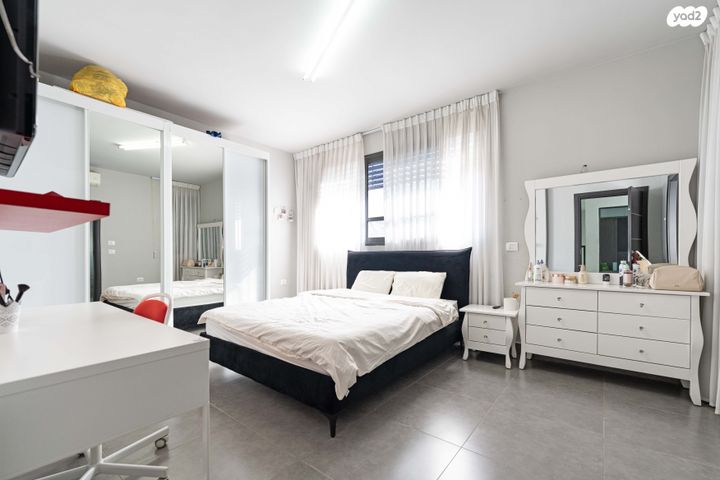 דו משפחתי, ד"ר אבא אחימאיר, רשפים, גדרה