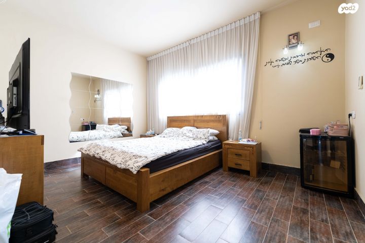 דו משפחתי, ד"ר אבא אחימאיר, רשפים, גדרה