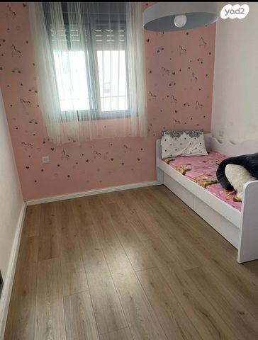 דירה, נעמי שמר, יבנה