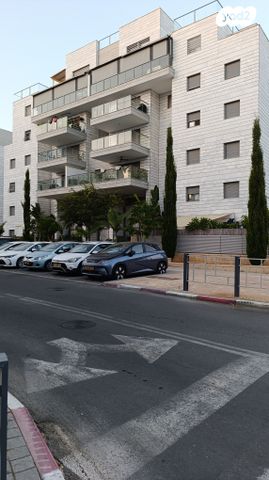 דירה, נעמי שמר, יבנה