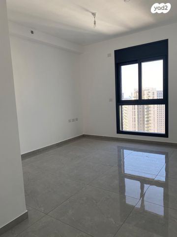 גג/ פנטהאוז, אמנון ליפקין שחק, נוף הטיילת, נתניה