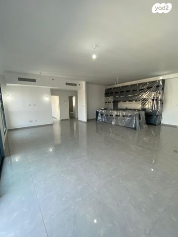 גג/ פנטהאוז, אמנון ליפקין שחק, נוף הטיילת, נתניה