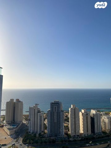 גג/ פנטהאוז, אמנון ליפקין שחק, נוף הטיילת, נתניה