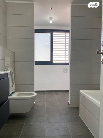 גג/ פנטהאוז, אמנון ליפקין שחק, נוף הטיילת, נתניה