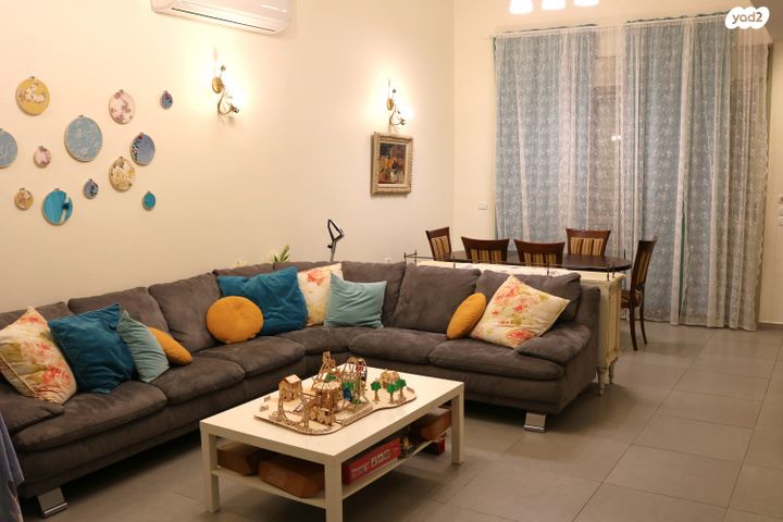 דו משפחתי, שקמה 30, לשם, עלי זהב