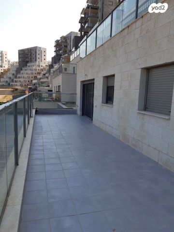 דירת גן, אבני חן, חריש