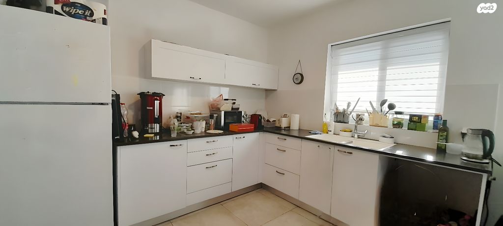 דירה, לאה גולדברג, גדרה מזרח, גדרה