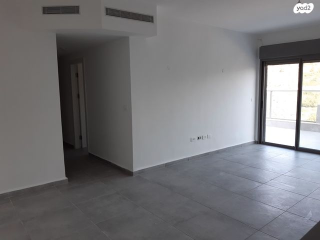 דירת גן, אבני חן, חריש