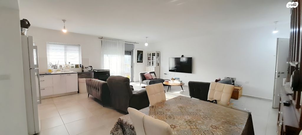 דירה, לאה גולדברג, גדרה מזרח, גדרה