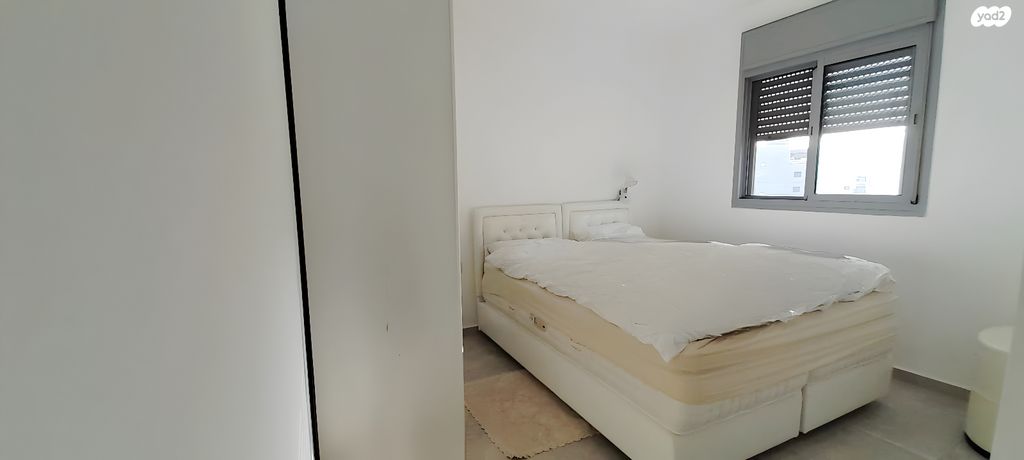 דירה, לאה גולדברג, גדרה מזרח, גדרה