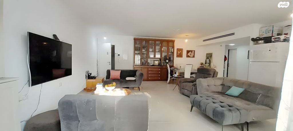 דירה, לאה גולדברג, גדרה מזרח, גדרה