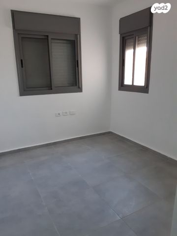 גג/ פנטהאוז, אבני חן, חריש