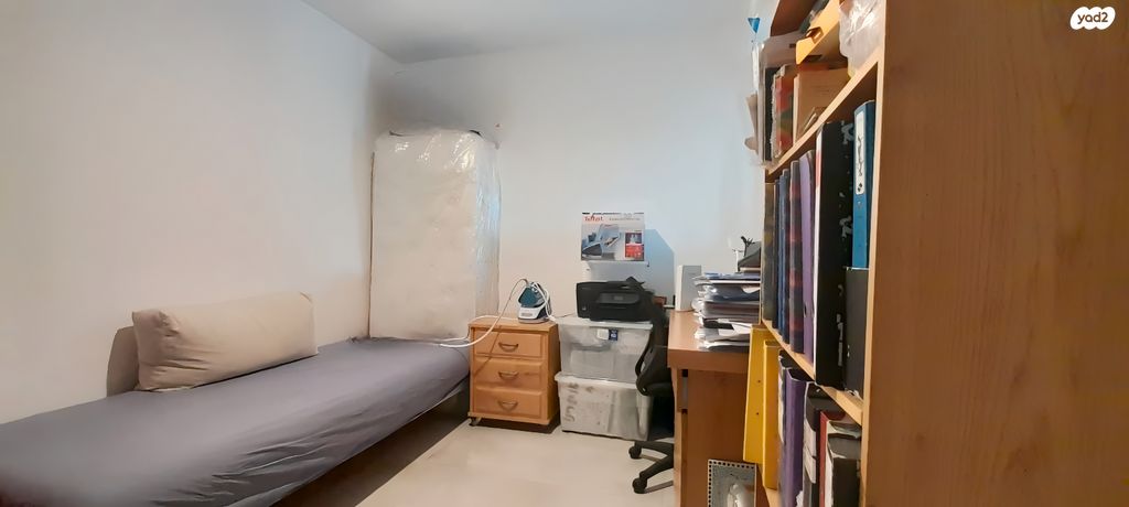 דירה, לאה גולדברג, גדרה מזרח, גדרה