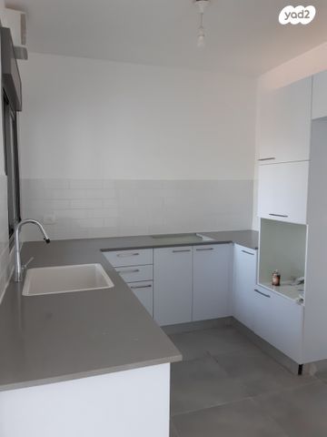 גג/ פנטהאוז, אבני חן, חריש