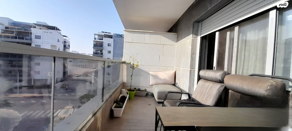 דירה, לאה גולדברג, גדרה מזרח, גדרה