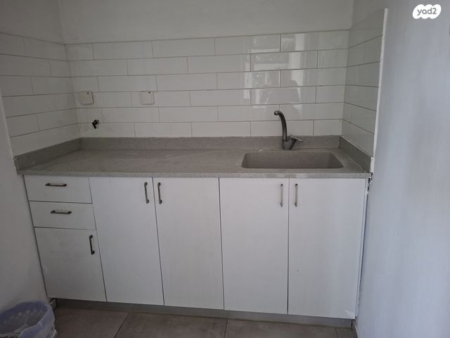 בניין משרדים, חדרה