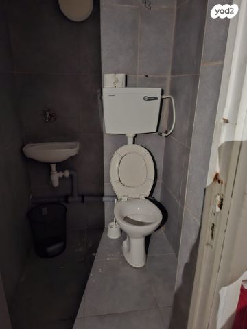 בניין משרדים, חדרה