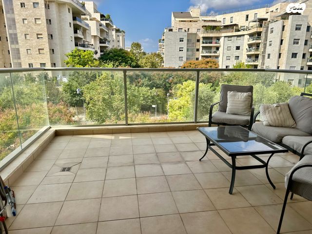 דירה, הזמר העברי, כפר סבא