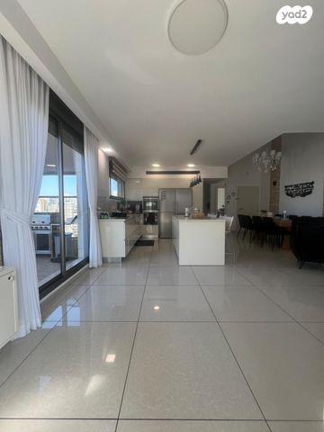 דופלקס, דבורה ברטונוב, קרית אילון, חולון