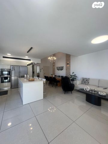 דופלקס, דבורה ברטונוב, קרית אילון, חולון