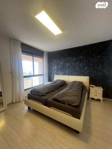 דופלקס, דבורה ברטונוב, קרית אילון, חולון