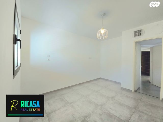 דירה, הפרחים, קרית הפרחים - 2005, רעננה