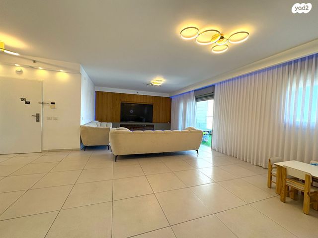 דירה, עפרה חזה, משכנות האומנים, קרית מוצקין