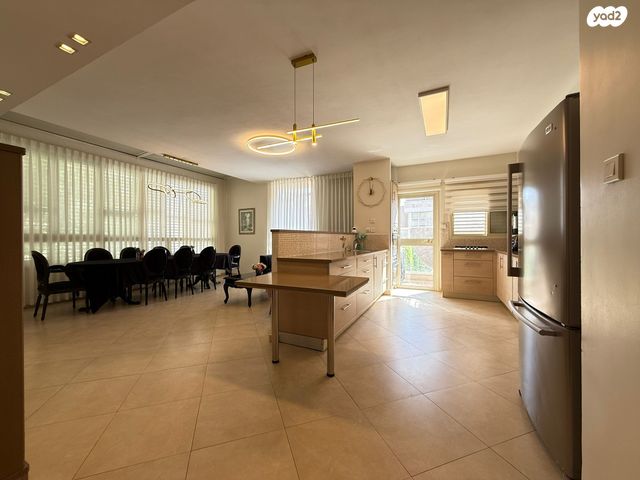 דירה, הרב עמיאל, הפועל המזרחי א', שיכון א', בני ברק