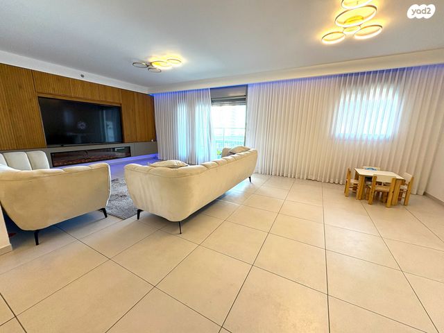 דירה, עפרה חזה, משכנות האומנים, קרית מוצקין