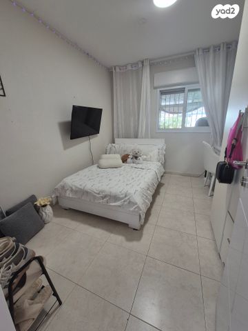 דירה, עת הזמיר, מגדים, מעלה אדומים