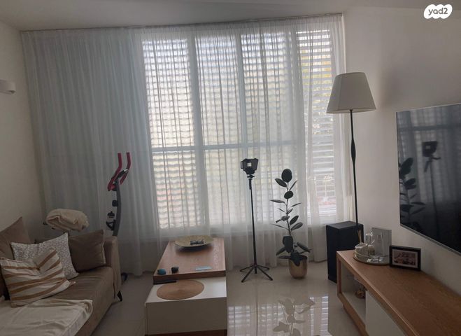 דירה, רחבעם זאבי, גרין ועם, חולון