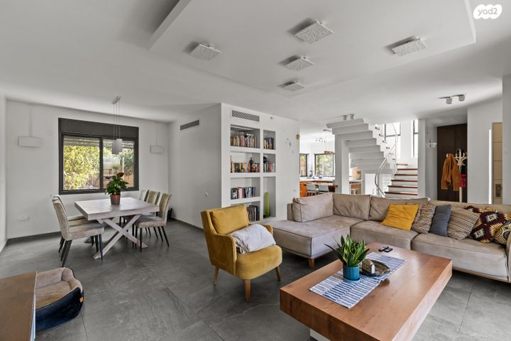 דו משפחתי, מנדלי מוכר ספרים 1, ראשון לציון