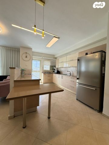 דירה, הרב עמיאל, הפועל המזרחי א', שיכון א', בני ברק