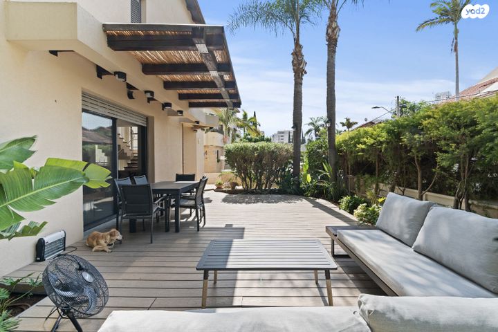 דו משפחתי, מנדלי מוכר ספרים 1, ראשון לציון