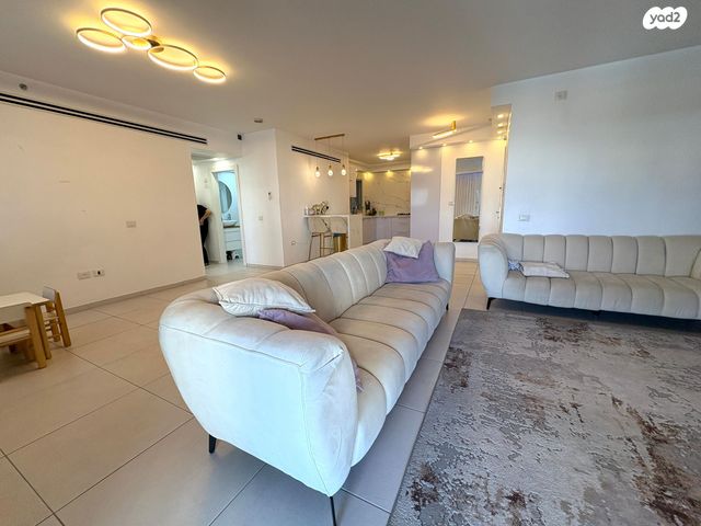 דירה, עפרה חזה, משכנות האומנים, קרית מוצקין