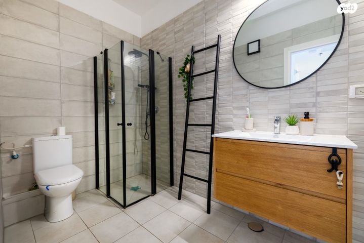 דירה, יעקב תמרי, חצרות המושבה, רחובות