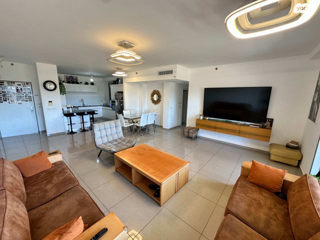 דירה, שדרות האגמים, נתניה