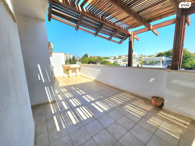 גג/ פנטהאוז, חנה סנש, הרצליה