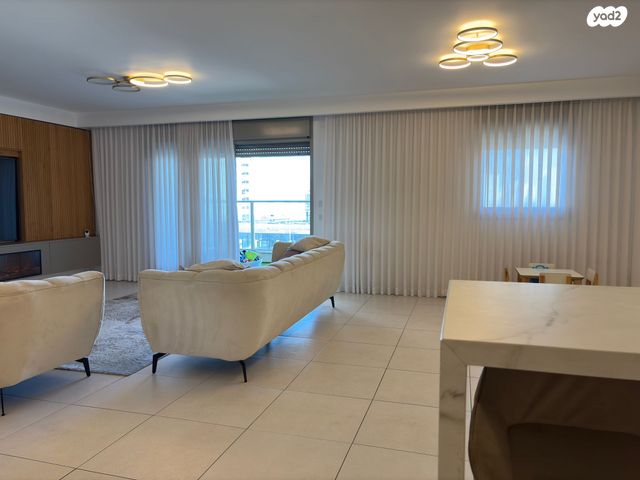 דירה, עפרה חזה, משכנות האומנים, קרית מוצקין